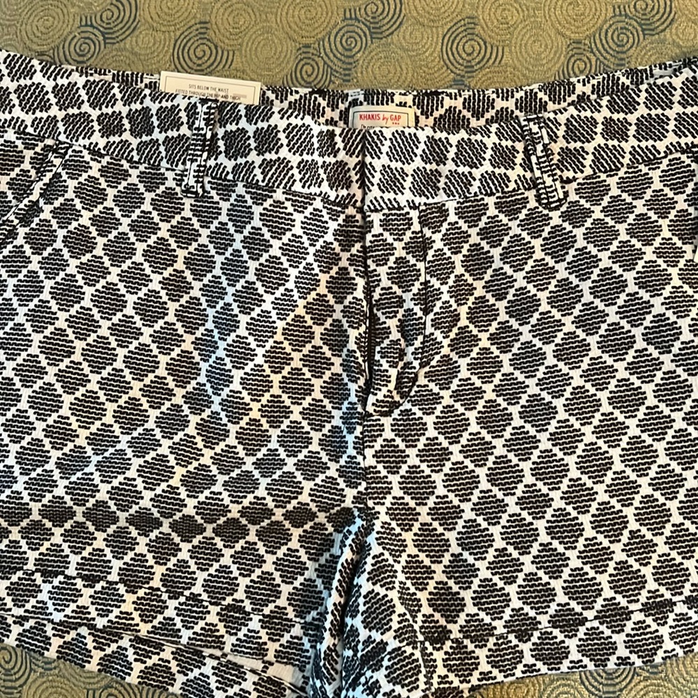 Gap  The City 3 Inch Black White Printed Khaki Shorts Women's size 18